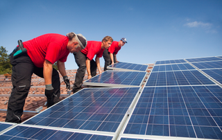 לוחות סולאריים על גג מבנה