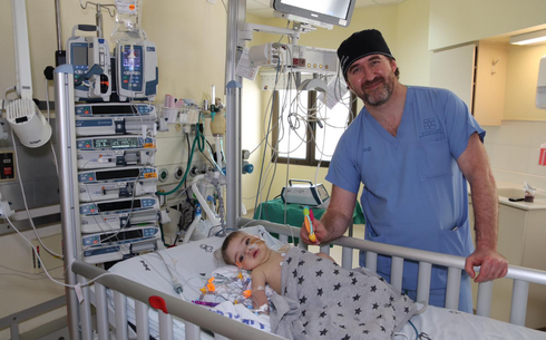 ד"ר מיכאל גורביץ', מנהל היחידה להשתלות וניתוחי כבד בילדים והתינוק בן ה-8 חודשים