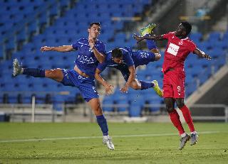 מאושר במכבי פ"ת. דניאל פלשר (משמאל)