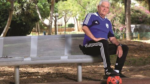 רז. "אם יש משהו שמפריע לי גם בגילי זו ההזנחה של הנוער בכדורגל הישראלי"