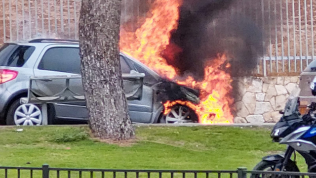 רכב עלה באש בפתח תקוה