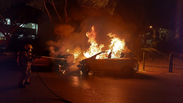 המכוניות עולות באש