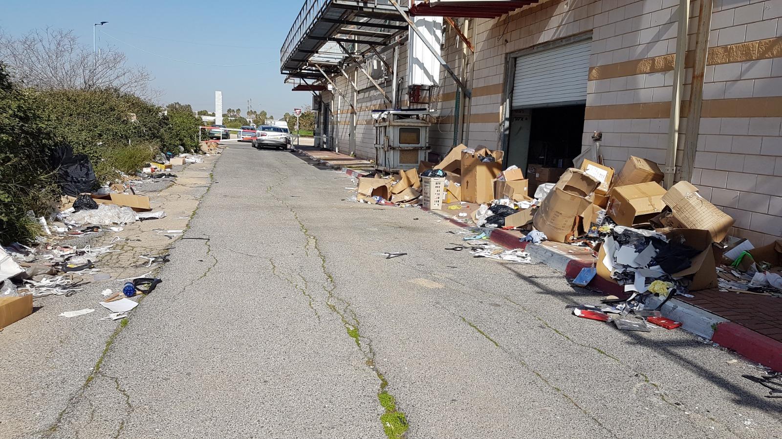 הדרך אל הרכבת בסגולה בורות וערימות אשפה במתחם ירקונים הנטוש וידאו