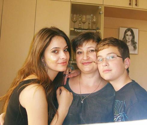 יון (מימין) עם אחותו טטיאנה ואמו. צילום: באדיבות המשפחה