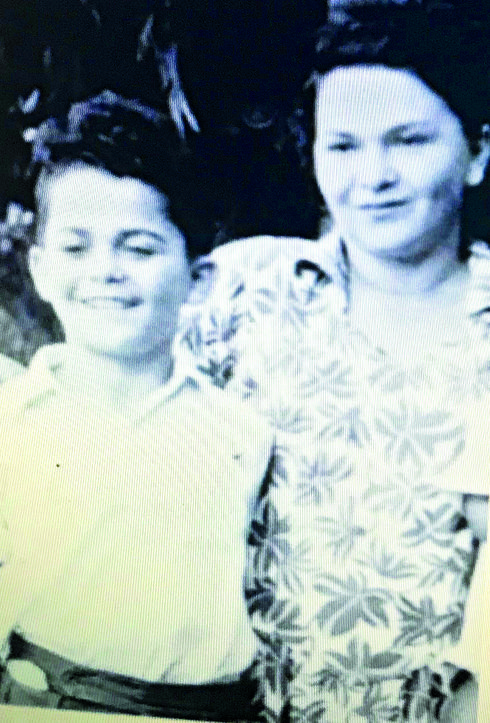 גברי לוי בגיל 10, עם אימו. צילום: באדיבות המוזיאון של ניסים קלדרון