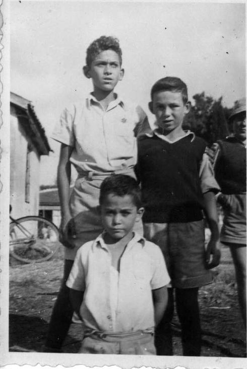 מימין: נחום סטלמך, יעקב (אחיו של גברי) וגברי לוי בבי"ס פיק"א, 1948. צילום: ארכיון ההתאחדות לכדורגל