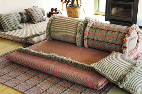 כריות, שטיחים ומרבצי ישיבה בעיצובה של פטרישיה אורקיולה, הביטאט