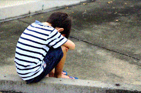 ילד משוטט לבד. צילום: shutterstock